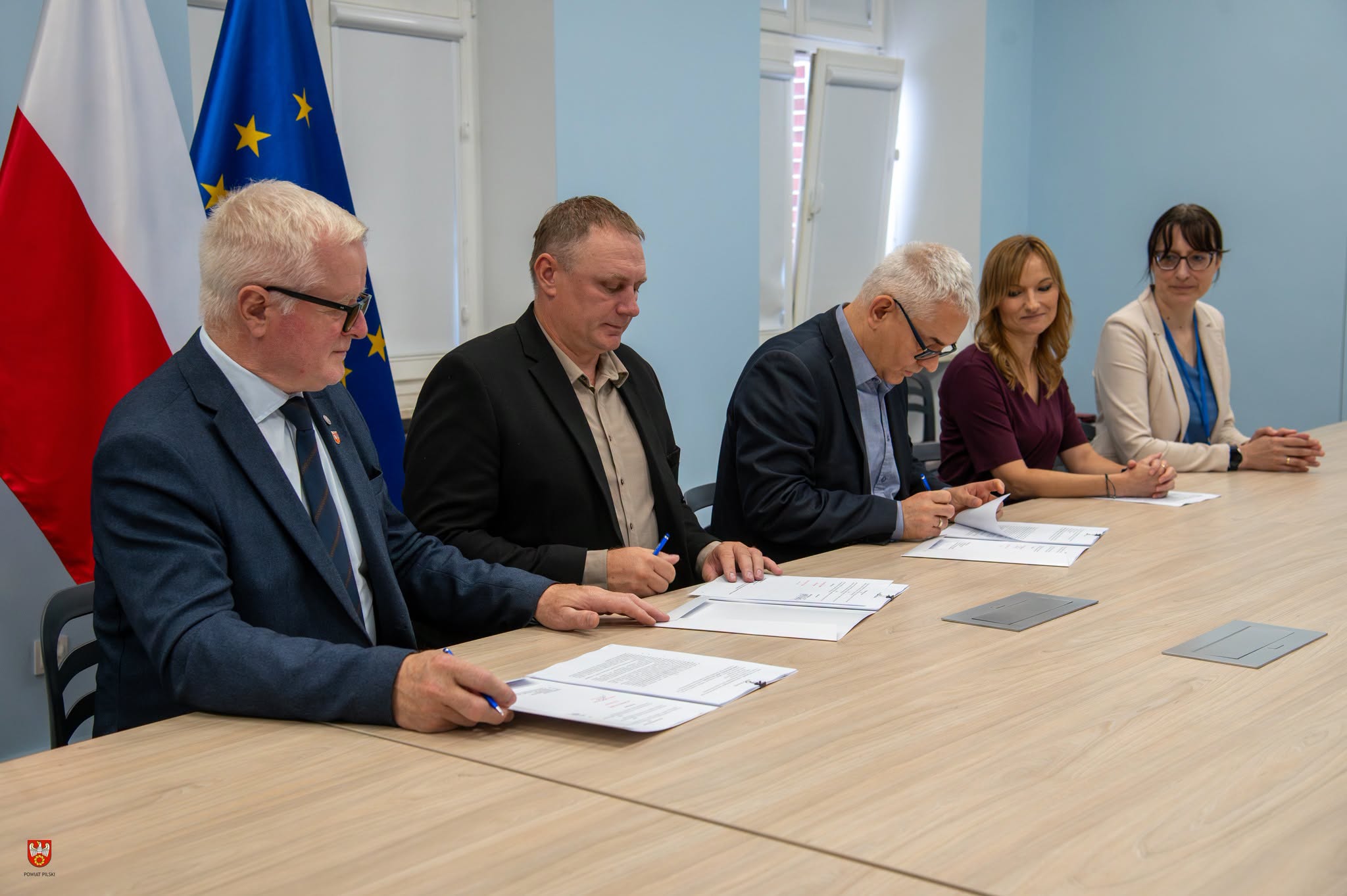 POWIAT PILSKI. RUSZA REMONT DACHU PAROWOZOWNI NA TERENIE KOLEJKI