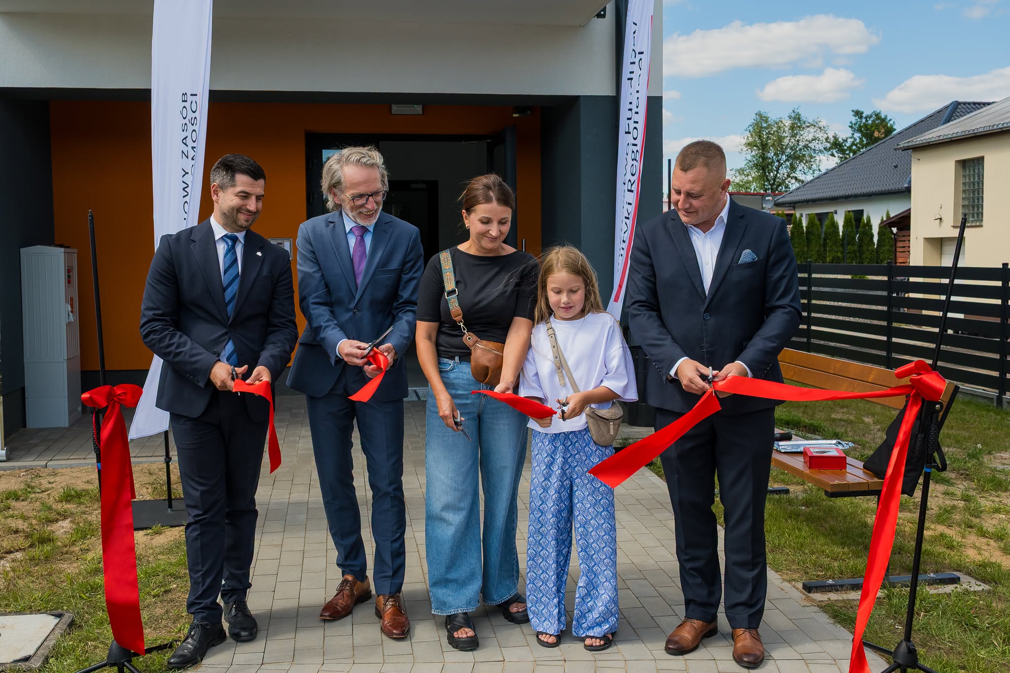PIERWSI MIESZKAŃCY ODEBRALI KLUCZE DO NOWYCH MIESZKAŃ W CZŁOPIE!