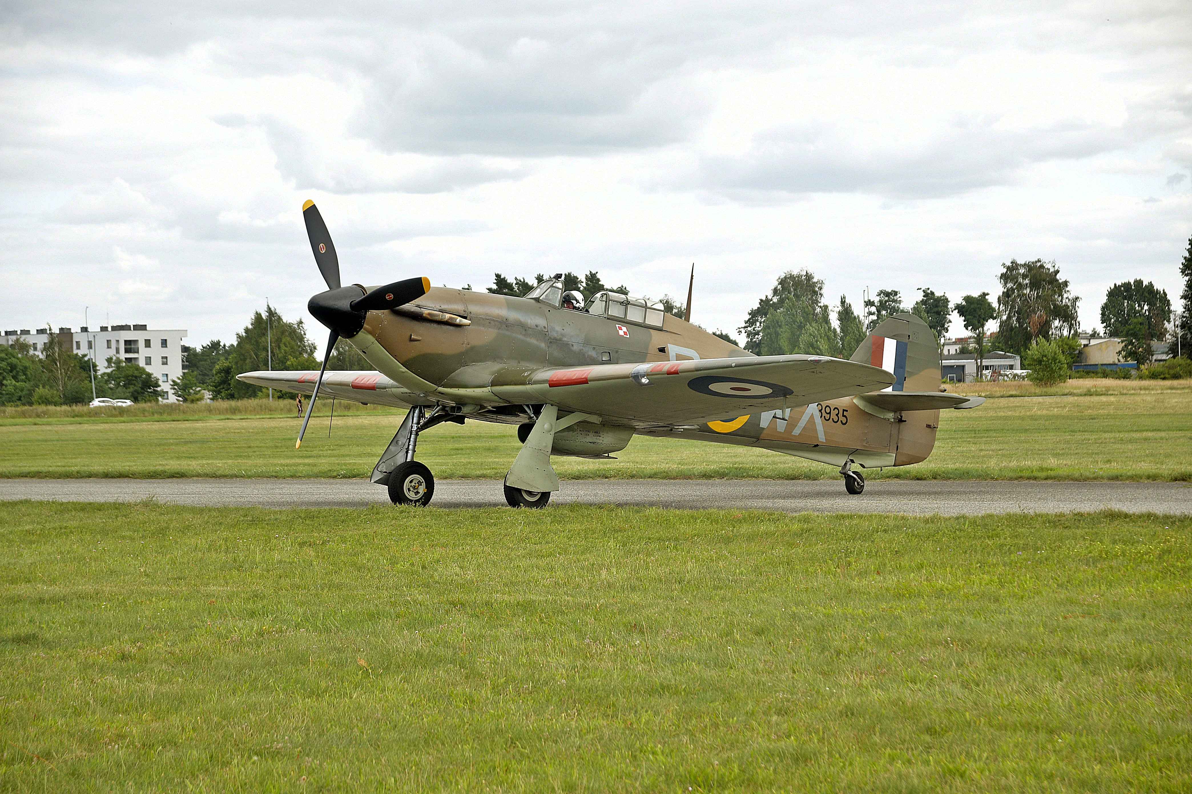 LEGENDARNY HAWKER HURRICANE WYLĄDOWAŁ W PILE!