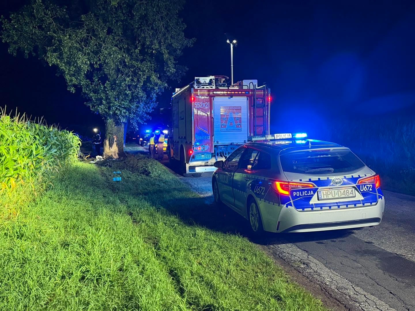 24-latek uciekał przed policją. Rozbił samochód o drzewo, nie żyje