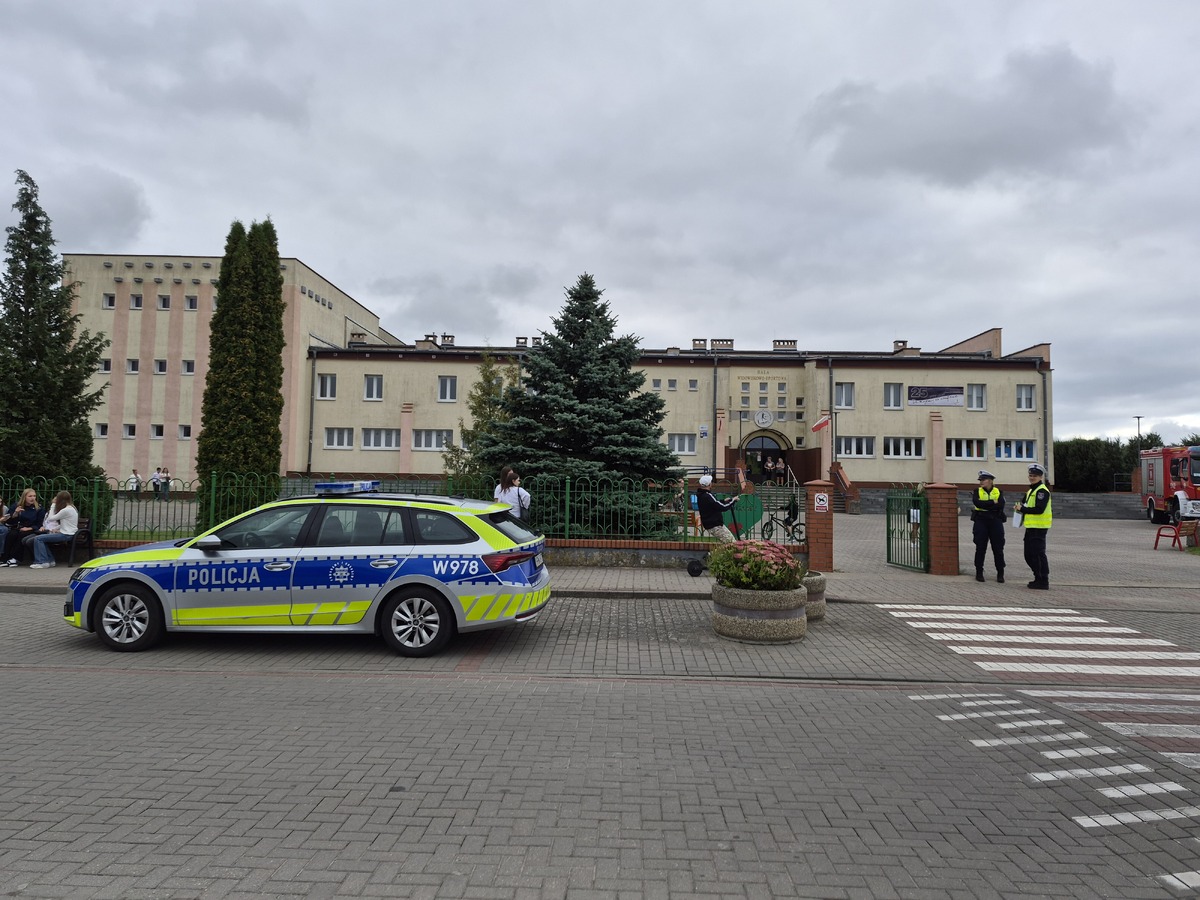 Wałcz. Bezpieczna droga do szkoły – wałeccy policjanci z wizytą u pierwszoklasistów
