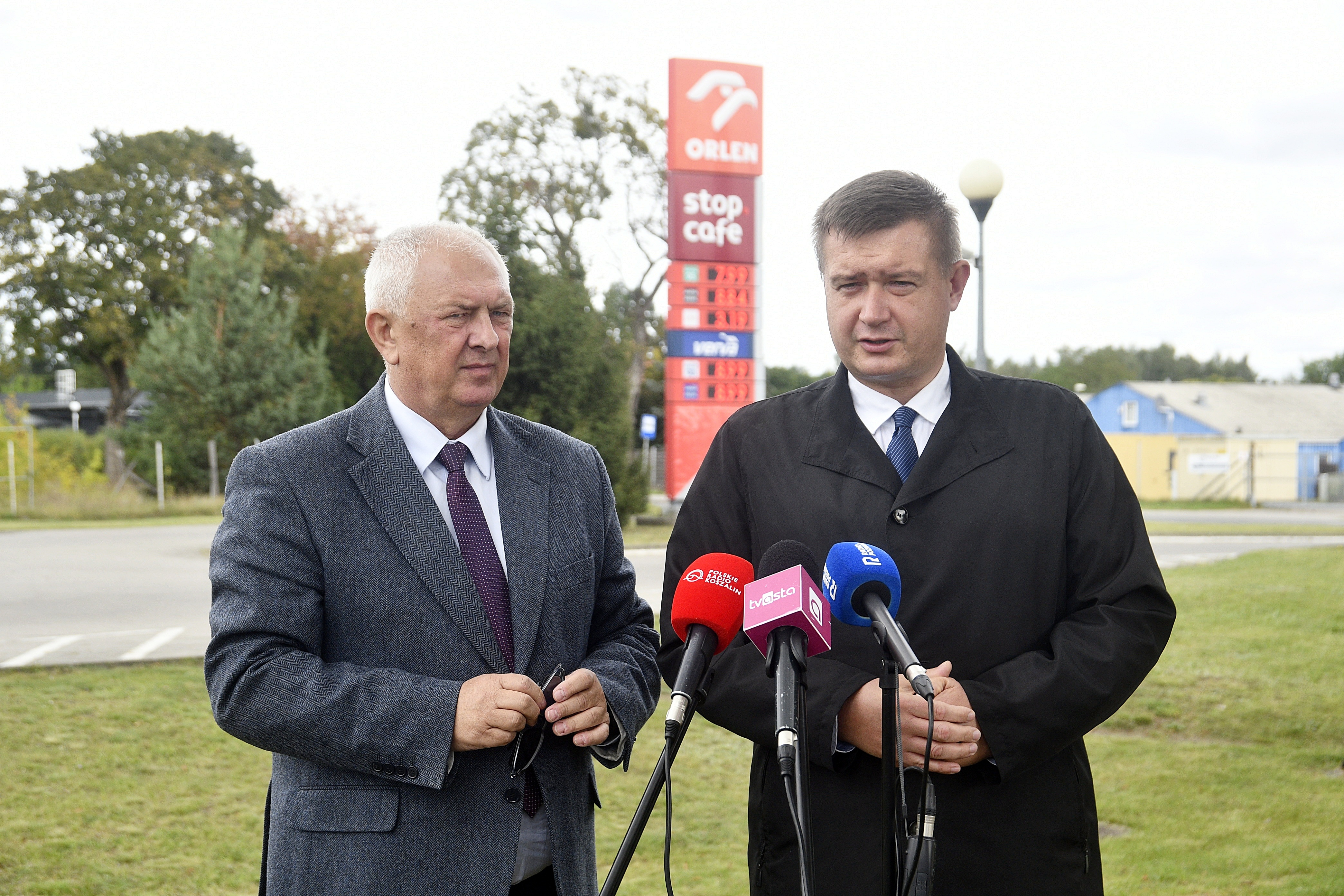 Piła. Posłowie PiS o cenach paliw, Zondacrypto i podziałach na prawicy