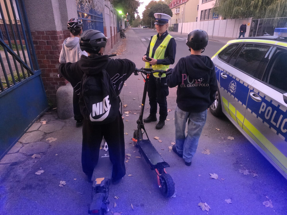 Wojewódzkie działania- policjanci kontrolowali użytkowników hulajnóg, rolek i innych urządzeń wspomagających ruch
