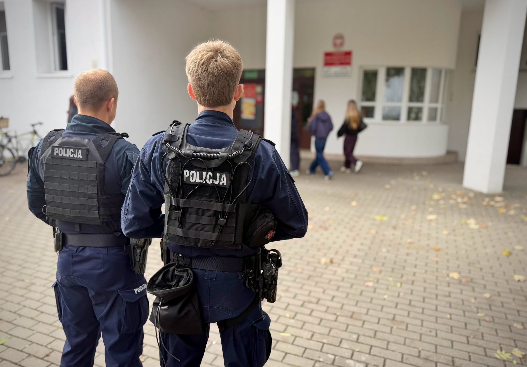 Policja obejmuje nadzorem szkoły w Pile i powiecie pilskim. Apeluje o spokój